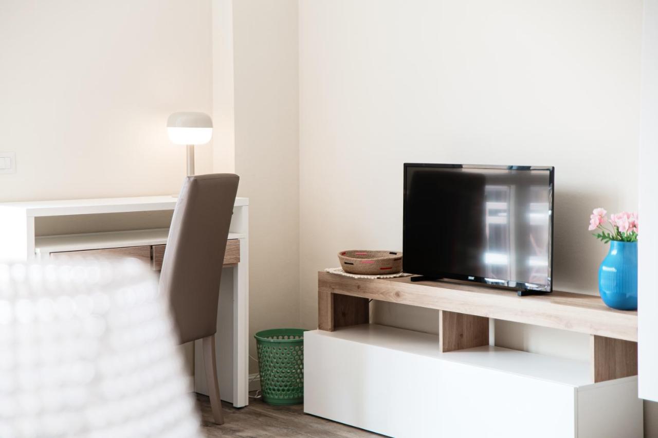 Lovely With Private Parking In Apartment
